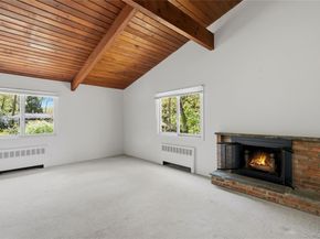 6 Split Oak Drive, East Norwich NY 11732