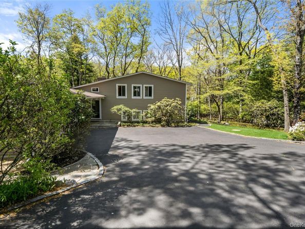6 Split Oak Drive, East Norwich NY 11732