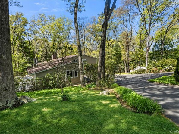 6 Split Oak Drive, East Norwich NY 11732
