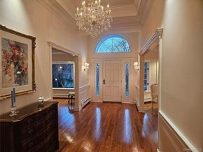 1 Northwood Court, Woodbury NY 11797