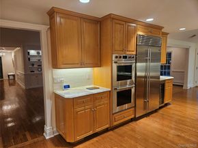 1 Northwood Court, Woodbury NY 11797