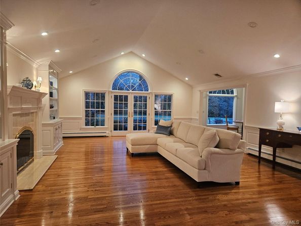 1 Northwood Court, Woodbury NY 11797