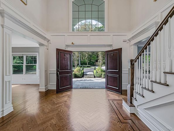 4 Carriage Court, Dix Hills NY 11746