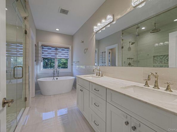 4 Carriage Court, Dix Hills NY 11746