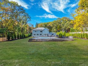4 Carriage Court, Dix Hills NY 11746