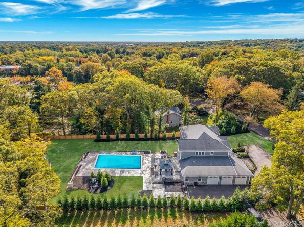 4 Carriage Court, Dix Hills NY 11746