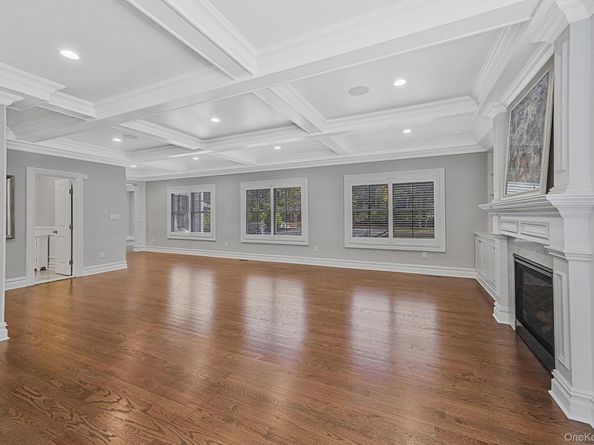 4 Carriage Court, Dix Hills NY 11746