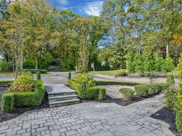 4 Carriage Court, Dix Hills NY 11746