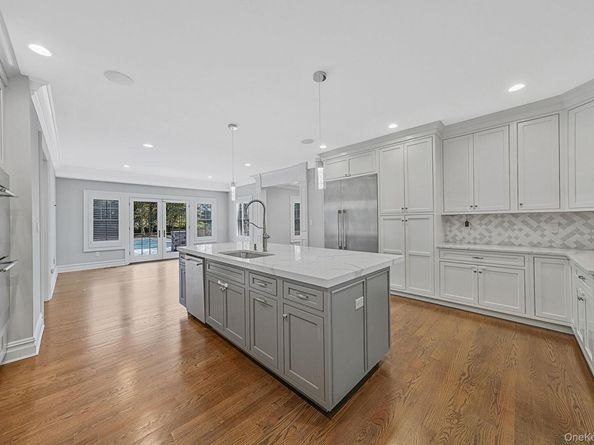 4 Carriage Court, Dix Hills NY 11746