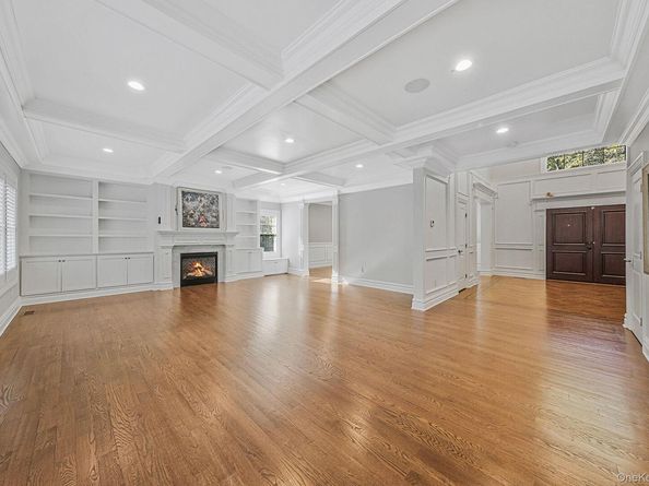 4 Carriage Court, Dix Hills NY 11746