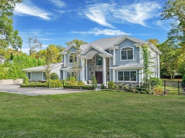 4 Carriage Court, Dix Hills NY 11746