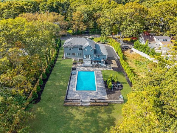 4 Carriage Court, Dix Hills NY 11746