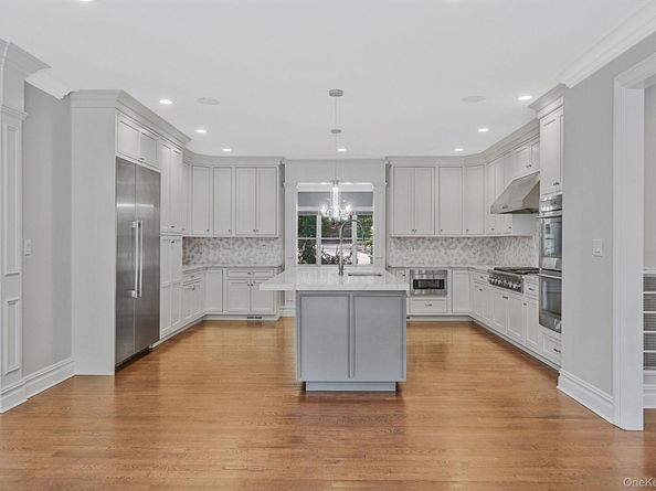 4 Carriage Court, Dix Hills NY 11746