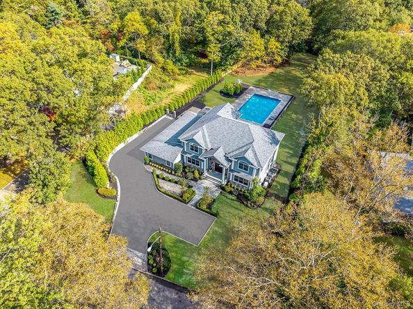 4 Carriage Court, Dix Hills NY 11746