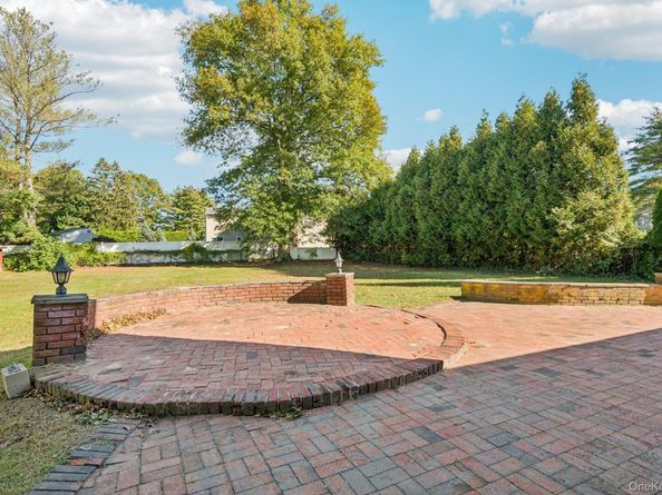 10 Aron Drive, Woodbury NY 11797