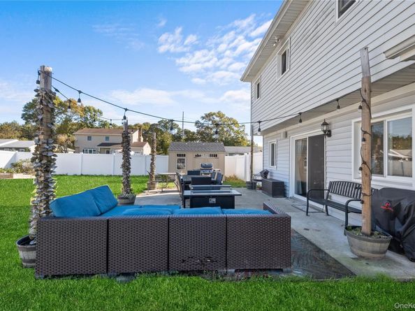 270 Singingwood Drive, Holbrook NY 11741