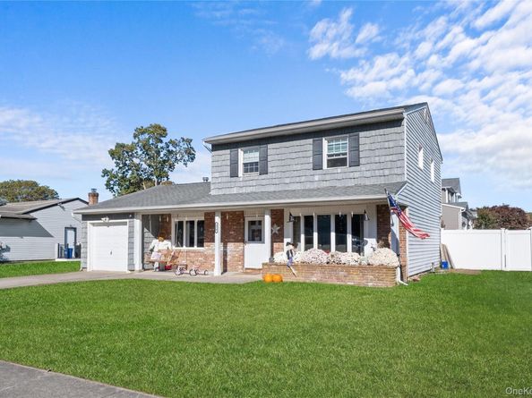 270 Singingwood Drive, Holbrook NY 11741