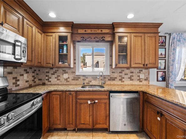 270 Singingwood Drive, Holbrook NY 11741