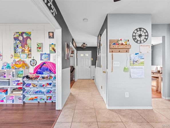 270 Singingwood Drive, Holbrook NY 11741