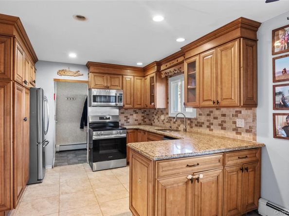 270 Singingwood Drive, Holbrook NY 11741