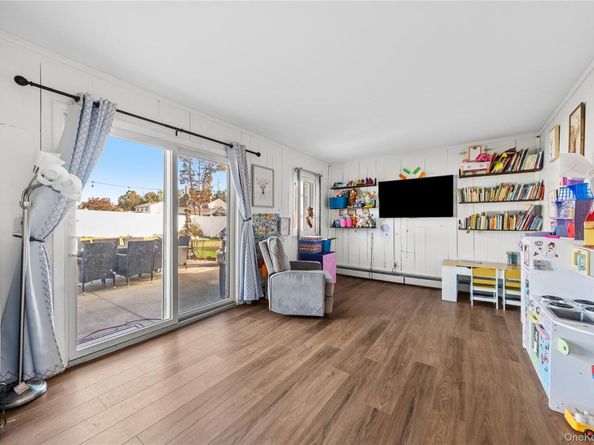 270 Singingwood Drive, Holbrook NY 11741