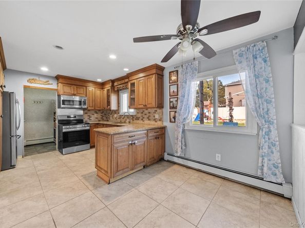 270 Singingwood Drive, Holbrook NY 11741