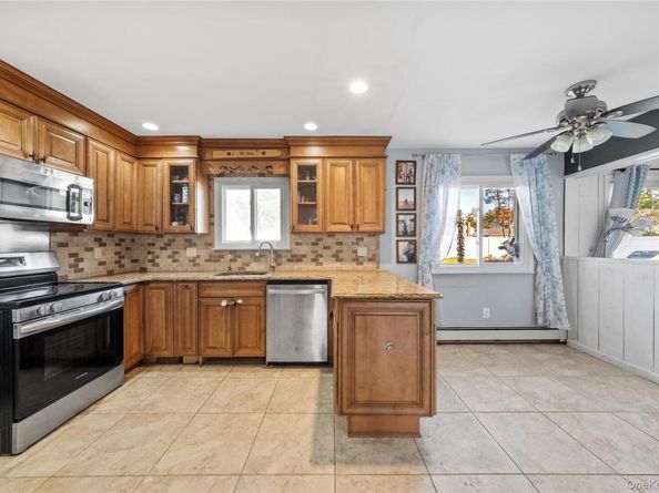 270 Singingwood Drive, Holbrook NY 11741