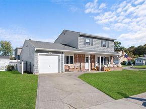 270 Singingwood Drive, Holbrook NY 11741