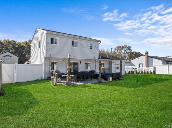 270 Singingwood Drive, Holbrook NY 11741