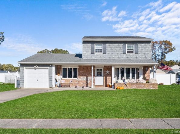 270 Singingwood Drive, Holbrook NY 11741