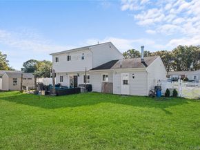 270 Singingwood Drive, Holbrook NY 11741