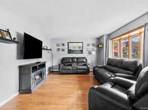 270 Singingwood Drive, Holbrook NY 11741