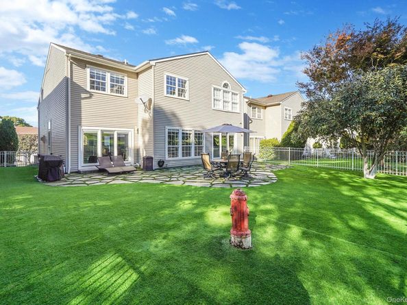 14 Hamlet Drive, Hauppauge NY 11788