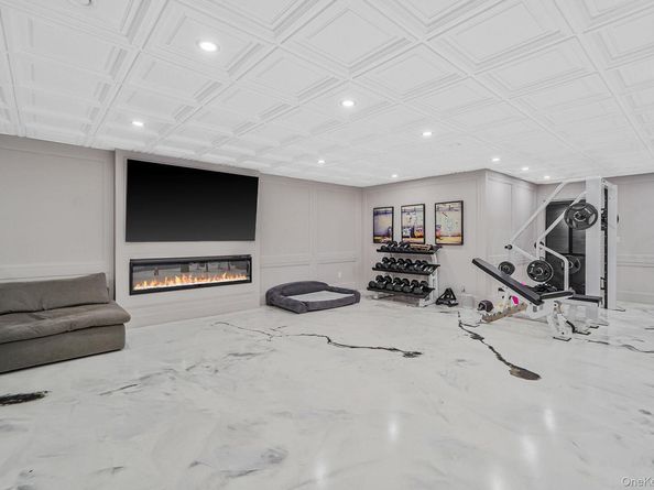 14 Hamlet Drive, Hauppauge NY 11788