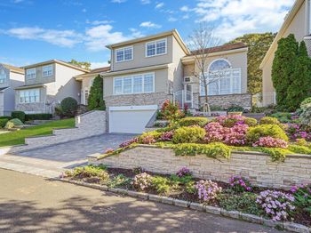 14 Hamlet Drive