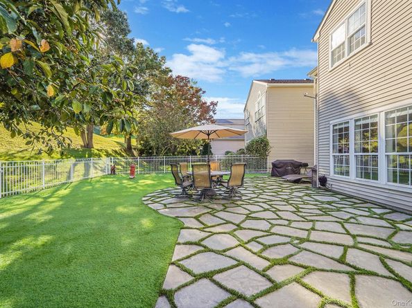 14 Hamlet Drive, Hauppauge NY 11788
