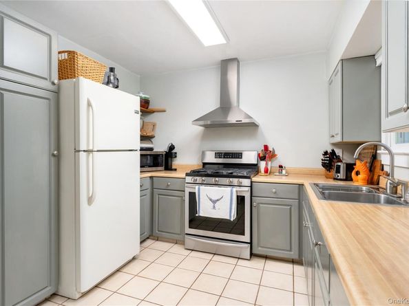 8 Foxboro Road, Hampton Bays NY 11946
