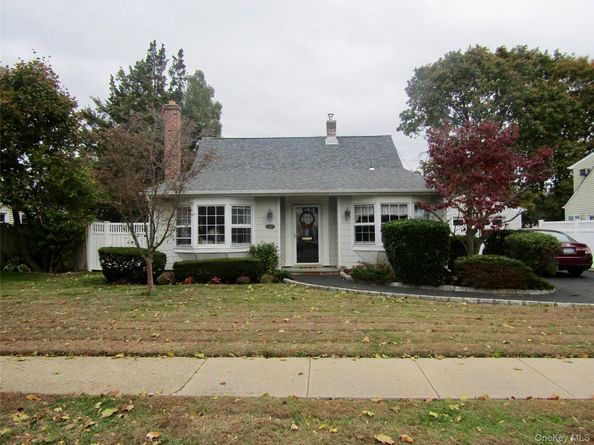 25 Pinetree Lane, Levittown NY 11756