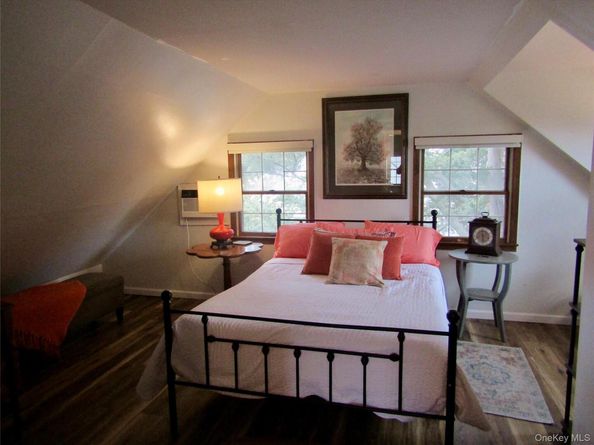 25 Pinetree Lane, Levittown NY 11756