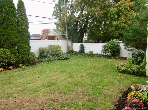 25 Pinetree Lane, Levittown NY 11756