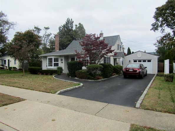 25 Pinetree Lane, Levittown NY 11756