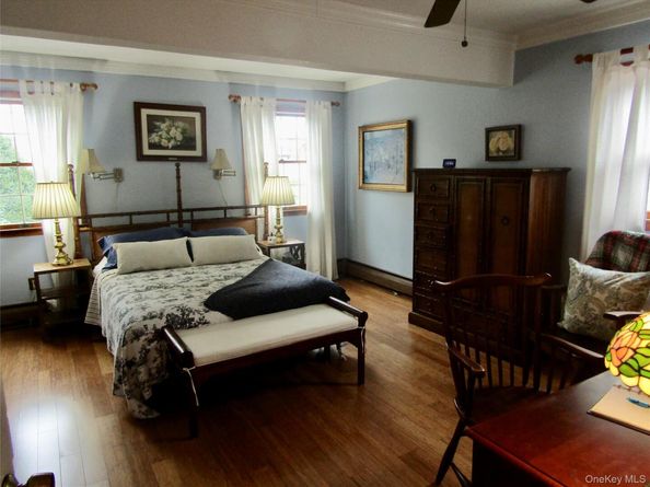 25 Pinetree Lane, Levittown NY 11756