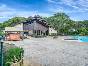 11 Poplar Court B20, Selden NY 11784