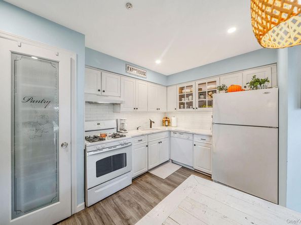 11 Poplar Court B20, Selden NY 11784