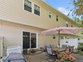 22 Huntington Commons, Yaphank NY 11980