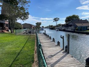 107 Mariners Way, Copiague NY 11726