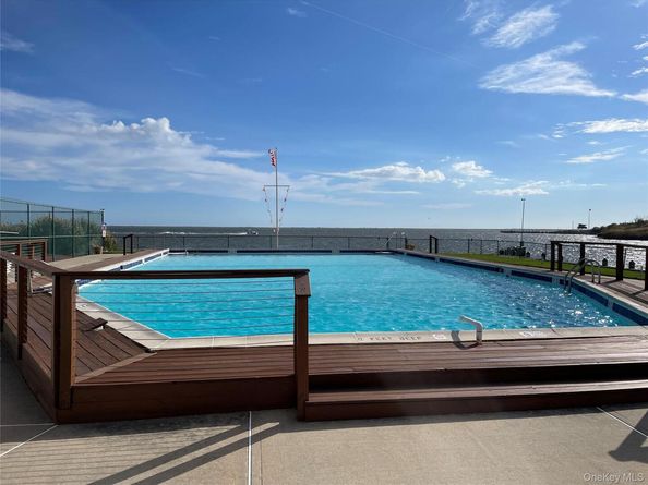 107 Mariners Way, Copiague NY 11726