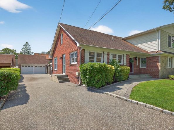 36 Hemlock Lane, Bay Shore NY 11706