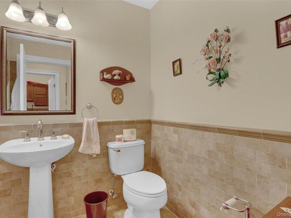 16 Della Drive, West Babylon NY 11704