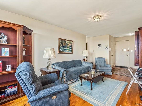 151-05 Cross Island Parkway 6C, Whitestone NY 11357